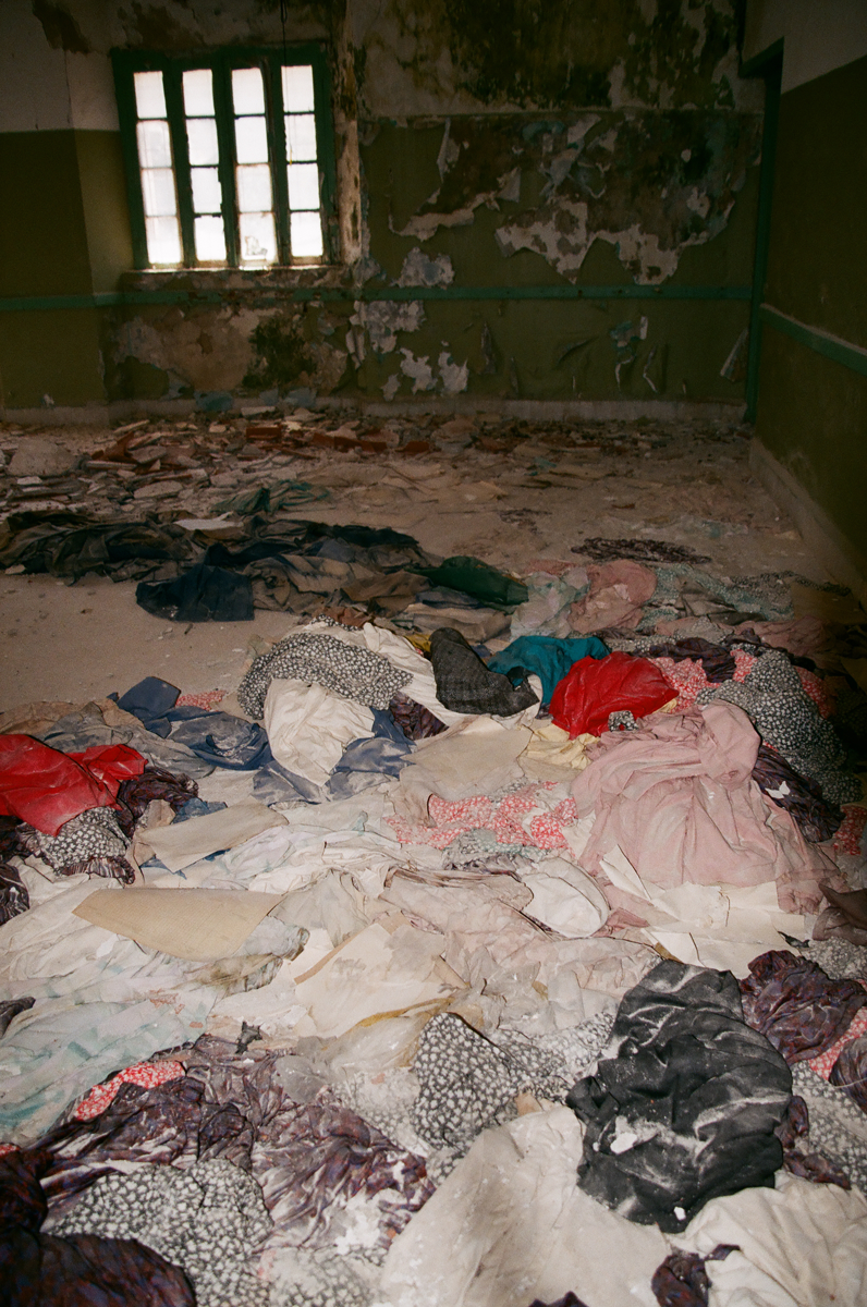 18. Εγκαταλελειμένα ρούχα στο πάτωμα του 2ου ορόφου, Βασιλικές Τεχνικές Σχολές, 2018